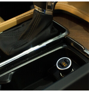 FOUR Mobile 4-USB-VD2 car charger with voltage display image